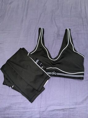 Alo Yoga black & white set